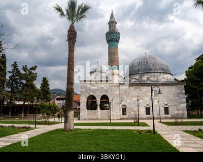 La Moschea Verde di Bursa, Turchia, si erge come una testimonianza della prima architettura ottomana, che mostra intricati lavori di piastrelle e un'atmosfera serena per il culto e la riflessione. Foto Stock