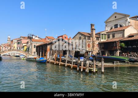 Squero di San Trovaso, storico cantiere navale risalente al XVII secolo, nel quartiere Dorsoduro, Venezia, Veneto, Italia Foto Stock