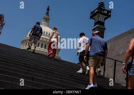 Washington, Stati Uniti. 23 giugno 2025. Lunedì 23 giugno, i turisti si recano fuori dal Campidoglio degli Stati Uniti a Washington, DC, USA, 2025. per il Distretto di Columbia è in vigore un avviso di calore estremo, con un indice di calore che dovrebbe superare i 110 gradi entro metà settimana. (Foto di Aaron Schwartz/Sipa USA) credito: SIPA USA/Alamy Live News Foto Stock
