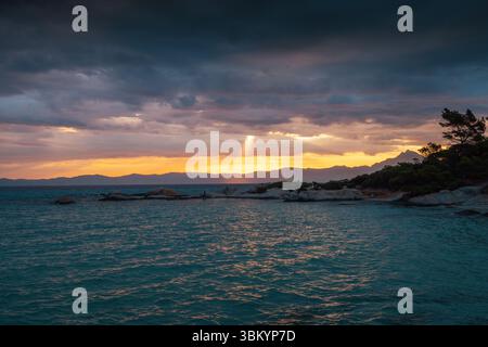 Kavourotripes, spiaggia selvaggia e paradisiaca con rocce e acque turchesi, Calcidica, Grecia Foto Stock