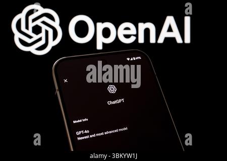 Informazioni sul modello ChatGPT GPT-4o visualizzate sullo smartphone davanti al logo OpenAI. Stafford, Regno Unito, 23 giugno 2025 Foto Stock