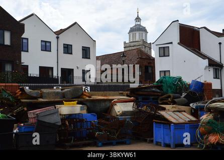 Vista sul lungomare di Camber Quay con attrezzatura e attrezzature da pesca, case residenziali e la storica cattedrale di Portsmouth sullo sfondo. Foto Stock