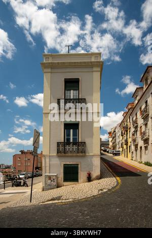 Balconi e strette curve a Lisbona, Portogallo Foto Stock