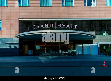 Vista frontale del Grand Hyatt Hotel at Potsdamer Platz a Berlino, un lussuoso hotel a cinque stelle nel quartiere degli affari della città. Foto Stock