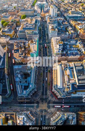 Foto aerea della BBC Broadcasting House, Londra, con All Souls Church e lo skyline della città. Ideale per viaggi, affari, immobili e Londra-t Foto Stock
