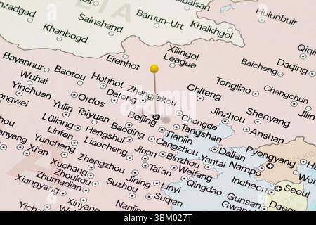 Foto macro di un ago giallo nella mappa politica della città di Pechino in Cina Foto Stock