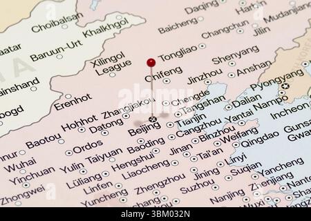 Avvicinati a un ago rosso sulla mappa politica della città di Pechino in Cina Foto Stock