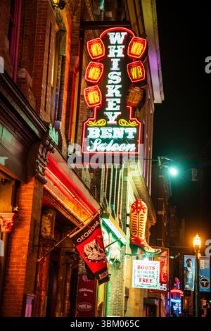 13 ottobre 2023, Nashville, TN: Segno neon di un honky-tonk bar in Broadway Street nel centro di Nashville di notte Foto Stock