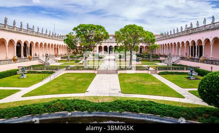 Sarasota, Florida, 20 dicembre 2023: Grounds of the John and Mable Ringling Museum of Art a Sarasota, Florida Foto Stock