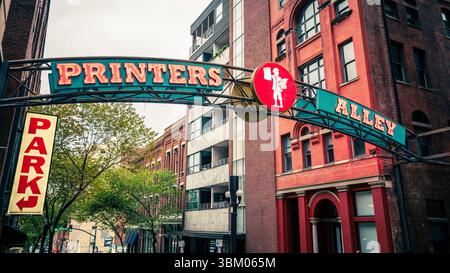14 ottobre 2023, Nashville, Tennessee: Un cartello al neon all'ingresso di Printers Alley, un famoso quartiere della vita notturna di Nashville, Tennessee Foto Stock