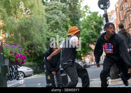 Londra, Regno Unito, 23 giugno 2025, è l'inizio della Kensington & Chelsea Fringe Week da Kensington High Street a Holland Park. Dal 23 al 29 giugno. Spettacoli ogni giorno dalle opere d'arte, alla danza e alla poesia., Andrew Lalchan Photography/Alamy Live News Foto Stock