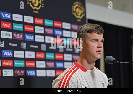 Charlotte, North Carolina, Stati Uniti. 23 giugno 2025: Charlotte, NC, USA: Samuel Dahl di SL Benfica, parla durante la conferenza stampa al Bank of America Stadium mentre la squadra si prepara ad affrontare il Bayern Monaco nel terzo round del gruppo C per la Coppa del mondo FIFA Club crediti: Action Plus Sports Images/Alamy Live News Foto Stock