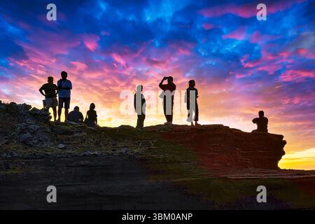 Sagome di persone che guardano gli incredibili tramonti. Canggu Beach a Bali, Indonesia. (Solo per uso editoriale) Foto Stock