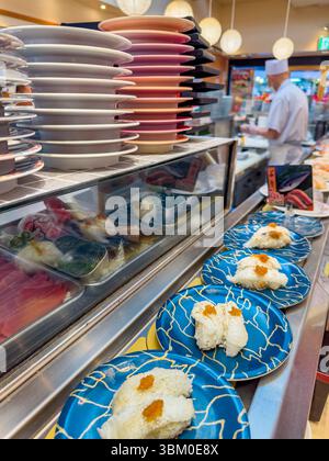 Chef di sushi al ristorante di sushi, al mercato di Tsukiji, Tokyo, Giappone Foto Stock