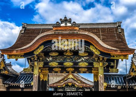 Ingresso colorato e ornato alla porta di Karamon, al Castello Nijo, Kyoto, Giappone. Completato nel 1626 dalla Tokugawa Shoguns. Il crisantemo è un simbolo della Corte Imperiale. Foto Stock