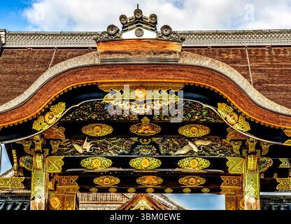 Ingresso colorato e ornato alla porta di Karamon, al Castello Nijo, Kyoto, Giappone. Completato nel 1626 dalla Tokugawa Shoguns. Il crisantemo è un simbolo della Corte Imperiale. Foto Stock