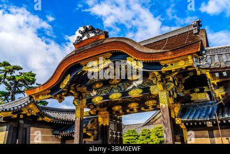 Ingresso colorato e ornato alla porta di Karamon, al Castello Nijo, Kyoto, Giappone. Completato nel 1626 dalla Tokugawa Shoguns. Il crisantemo è un simbolo della Corte Imperiale. Foto Stock