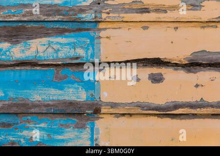 Cuba, l'Avana, Regla. Edificio in legno, blu e giallo, vernice sbucciante. Foto Stock