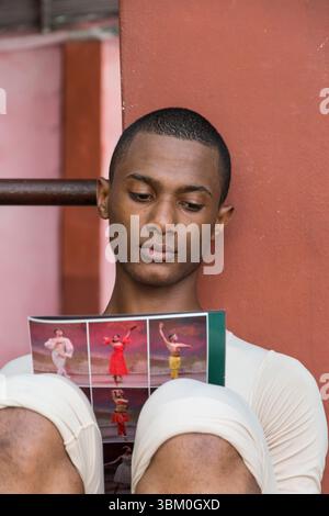 Cuba, l'Avana. Ballerini alla Pro Danza Ballet School di Laura Alonso. (Solo per uso editoriale) Foto Stock