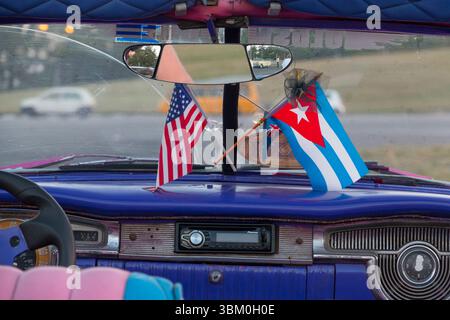 Cuba, l'Avana. Auto d'epoca. Bandiere cubane e americane. Foto Stock
