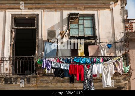 Cuba, l'Avana, Habana Vieja. Asciugatura dei vestiti in linea. Foto Stock