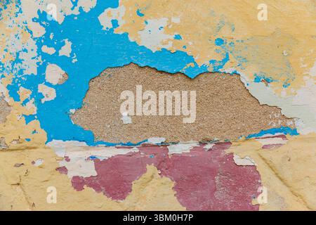 Cuba, l'Avana. Stucco, edificio in legno, blu e giallo, marrone, vernice peeling. Foto Stock