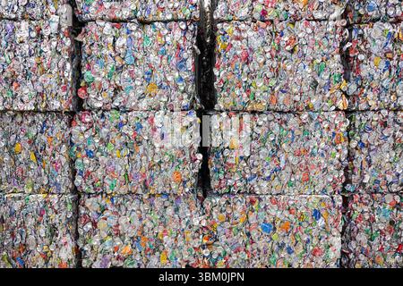 Le balle di materiali riciclati sono in attesa di lavorazione presso l'impianto di riciclaggio delle fibre JMK di Tacoma, Washington Foto Stock