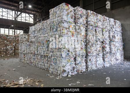 Le balle di materiali riciclati sono in attesa di lavorazione presso l'impianto di riciclaggio delle fibre JMK di Tacoma, Washington Foto Stock