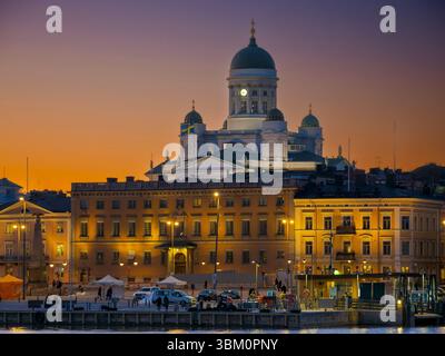 Porto sud di Helsinki all'alba e vista sulla cattedrale finlandese. Foto Stock