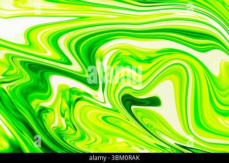 Fluido verde e giallo che gira e fluisce in un design piatto, movimento di martellamento, sfondo trasparente Foto Stock