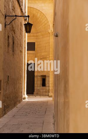 Malta, Mdina. Passerella stretta tra gli edifici. Foto Stock