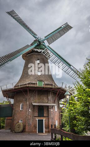 Peldemuehle Jemgum, mulino a vento tradizionale nella Frisia orientale, Jemgum, Frisia orientale, bassa Sassonia, Germania Foto Stock