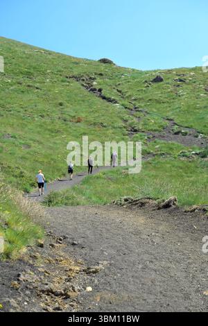 Escursionisti per piccoli gruppi sul sentiero per la Schiena dell'asino nel Parco dell'Etna, Sicilia, Italia (vista posteriore 2) Foto Stock