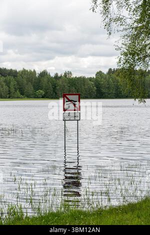 Sul lungolago, Värska, in giorno nuvoloso nell'estate del 2025 Foto Stock