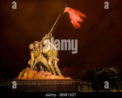 Il Marine Corps War Memorial mostra il sollevamento della bandiera su Iwo Jima nella seconda guerra mondiale, Washington DC Rosslyn Buildings sullo sfondo statua finita Foto Stock