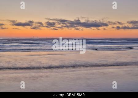 Cannon Beach lungo la costa dell'Oregon al tramonto. Foto Stock