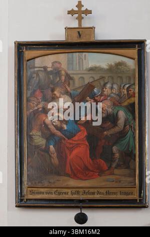 Vienna, Austria. Chiesa a corte (Kirche am Hof), Chiesa dei nove cori degli Angeli, stazioni della Croce, stazione 5, Simone di Cirene aiuta Gesù a portare la croce Foto Stock