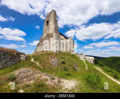 Rovina del castello di Cachtice, punto di riferimento della Slovacchia Foto Stock