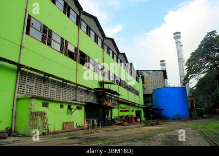 La fabbrica di zucchero Madukismo fu costruita nel 1955. I rottami metallici della fabbrica sono stati trasportati in Thailandia e utilizzati per costruire il leggendario ponte Kwai. Foto Stock