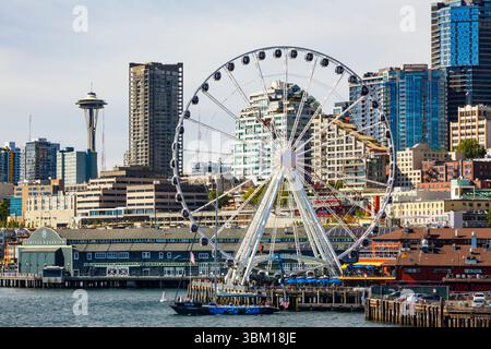 La Big Wheel e lo skyline di Seattle da Elliott Bay su Puget Sound, Washington State, USA. Foto Stock