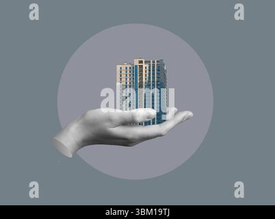 Collage creativo che mostra una mano che tiene in mano un piccolo e alto edificio con palme e balcone. Opera d'arte concettuale che simboleggia gli investimenti immobiliari, URBAN Foto Stock