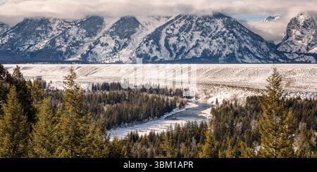 USA, Wyoming, Jackson. Grand Teton National Park, vista panoramica del fiume Snake che si snoda attraverso i Tetons Foto Stock