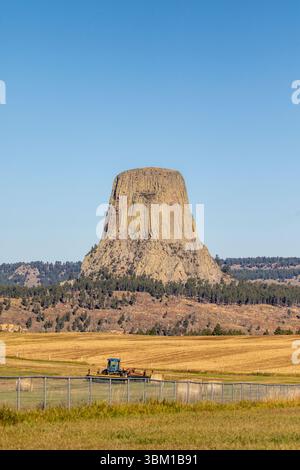 Il devil's Tower National Monument, una rara forma di roccia ignea, sorge fuori dal paesaggio del Wyoming, Stati Uniti. Foto Stock