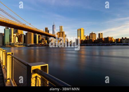 Ponte di Brooklyn sull'East River all'alba Foto Stock