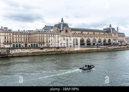 Vista sul famoso Musée d'Orsay (museo d'Orsay) e sulla Senna. Il museo è ospitato nell'ex Gare d'Orsay, una stazione ferroviaria di Beaux-Arts Foto Stock
