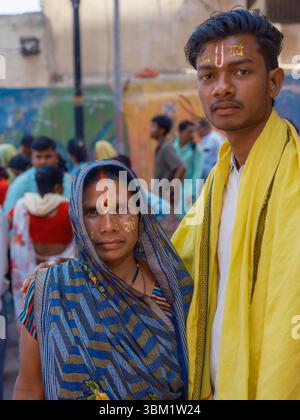 India, Varanasi, 16 marzo 2025. I devoti con segni sacri sulla fronte posano vicino ai ghati durante una festa religiosa a Varanasi, Uttar Pradesh, India Foto Stock