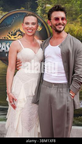 NEW YORK - 23 giugno: Scarlett Johansson (L) e Jonathan Bailey assistono alla prima di "Jurassic World Rebirth" all'Hearst Plaza al Lincoln Center il 23 giugno 2025 a New York. Crediti: AKPhoto/Alamy Live News Foto Stock