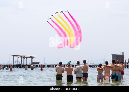 Esposizione finale del team Patrulla Águila che vola con i jet Aviojet CASA C101 prima di passare al turboelica PC-21. Visualizzazione su Mar Menor. Persone Foto Stock