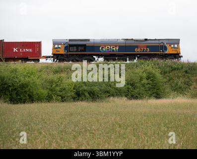 GBRf classe 66 No. 66773 "orgoglio di GB Railfreight" che trasporta un treno freightliner, Warwickshire, Regno Unito Foto Stock