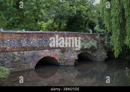 Ponte sul fiume Darent nel villaggio di Shoreham nel Kent, Inghilterra Foto Stock